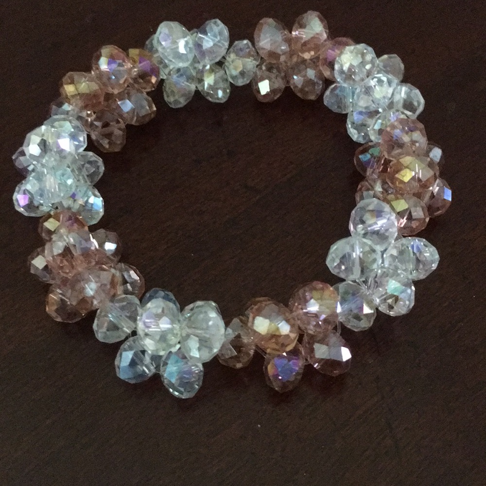 Crystal elastic bracket in white shimmering color.